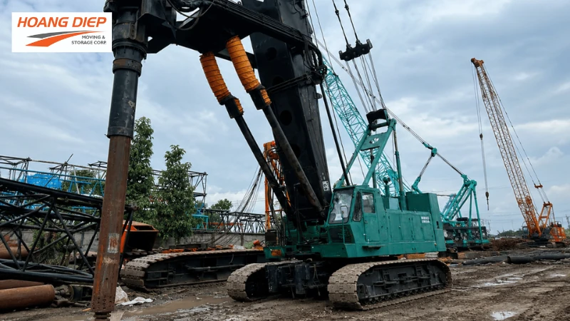 xe cẩu bánh xích cần xin giấy phép để được di chuyển trên đường phố