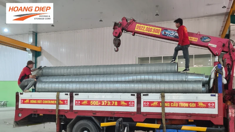 xe cẩu tự hành của Hoàng Diệp cẩu vật tư xây dựng của nhà thép đến công trình