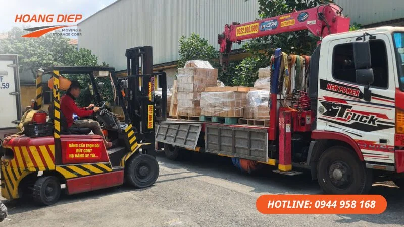 Xe của Hoàng Diệp chuyển hàng về kho bãi, nhà xưởng