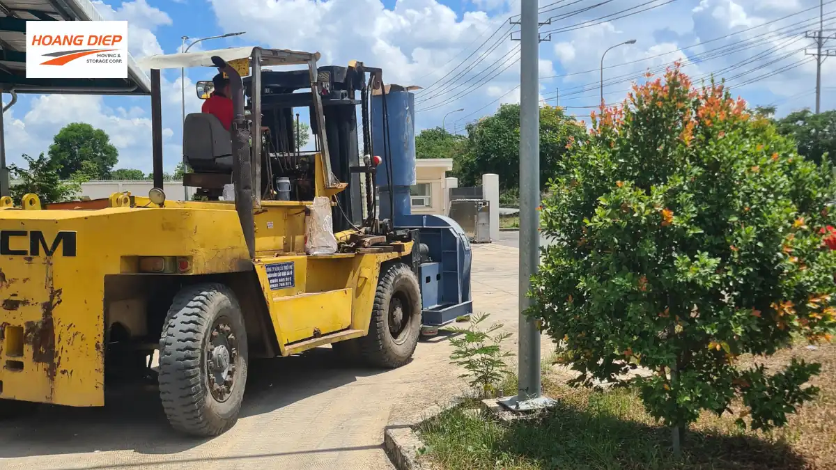 Vận Tải Hoàng Diệp sử dụng xe nâng lớn di dời thiết bị an toàn nhanh chóng