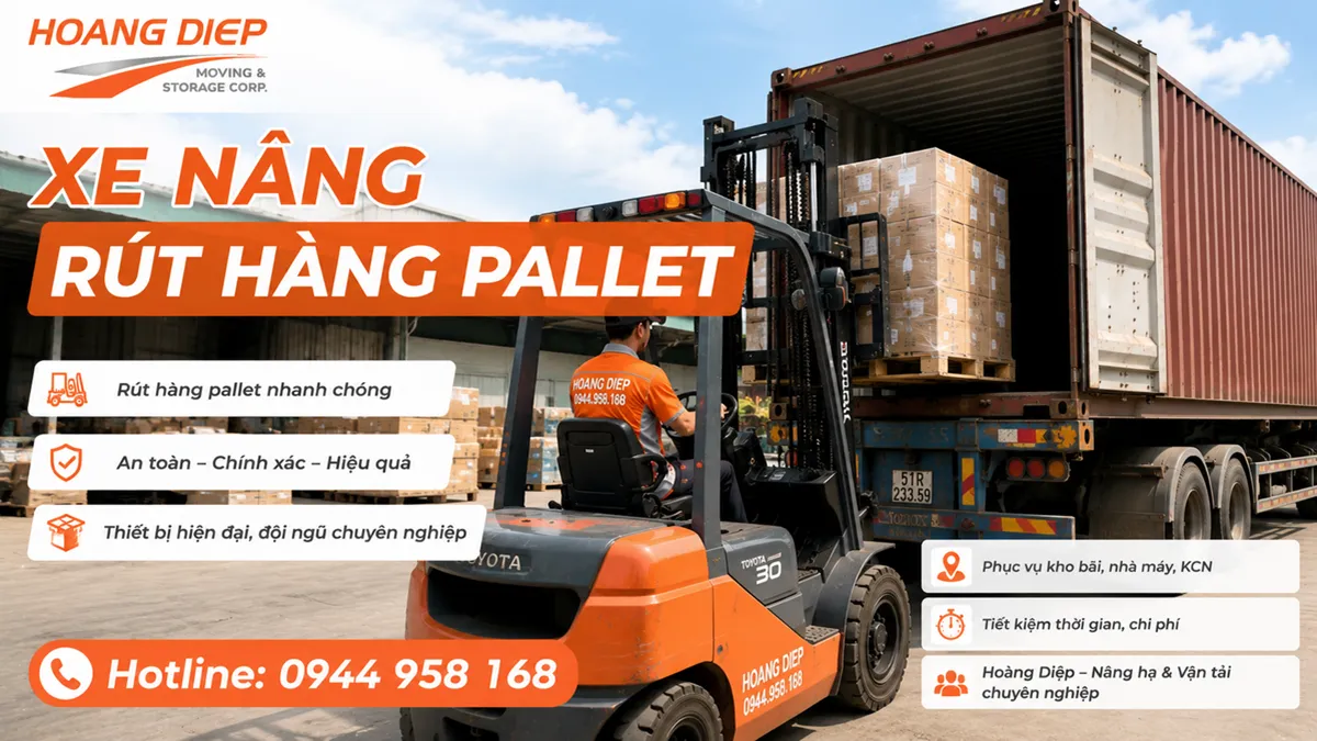 Xe nâng rút hàng pallet khỏi container tại Nhơn Trạch 