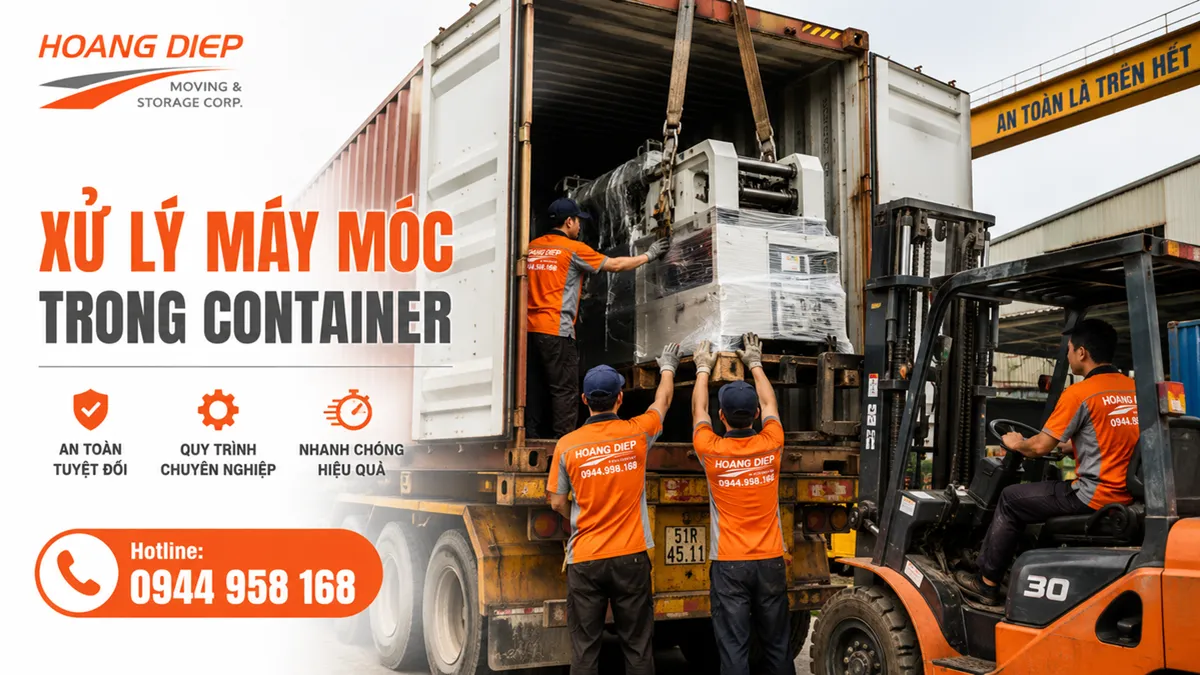 Đội kỹ thuật xử lý máy móc công nghiệp bên trong container
