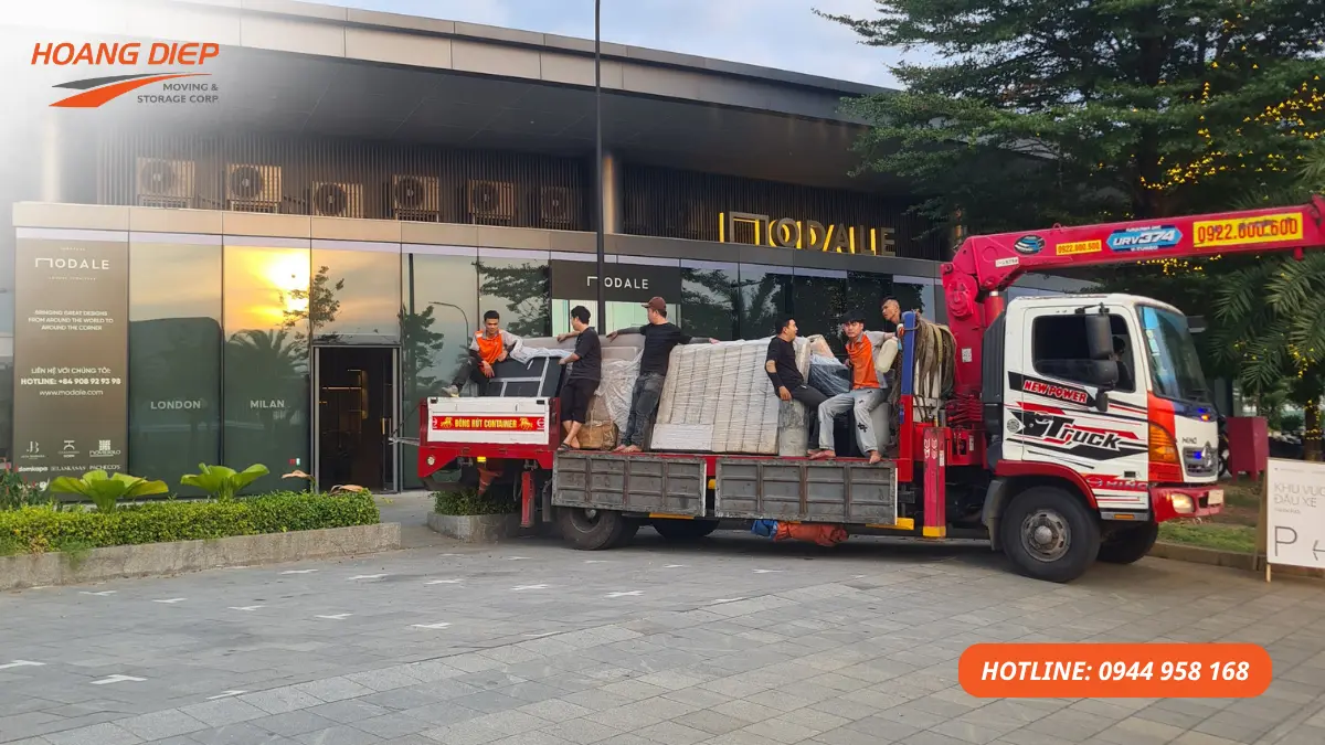 Hoàng Diệp hỗ trợ bốc xếp hàng hóa lên xe tải tại kho xưởng, giúp doanh nghiệp xuất nhập hàng nhanh, đúng lịch và giảm thời gian chờ xe.