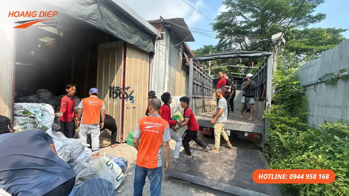 Hoàng Diệp nhận bốc xếp hàng hóa trong hẻm nhỏ, nhà phố, khu dân cư và mặt bằng khó tiếp cận, hỗ trợ đưa hàng ra vào xe tải nhanh gọn, an toàn.