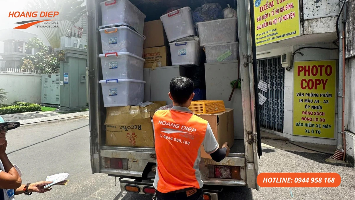 Nhân công Hoàng Diệp hỗ trợ bốc xếp hàng hóa xuống xe tải tại nhà phố, phù hợp cho hàng thùng, đồ đạc, thùng nhựa, hàng gia đình và điểm giao nhận ven đường.