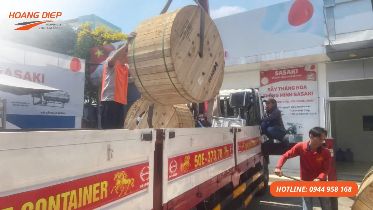 Hoàng Diệp hỗ trợ bốc xếp hàng nặng, máy móc và thiết bị công nghiệp bằng xe cẩu kết hợp nhân công tại điểm thi công.
