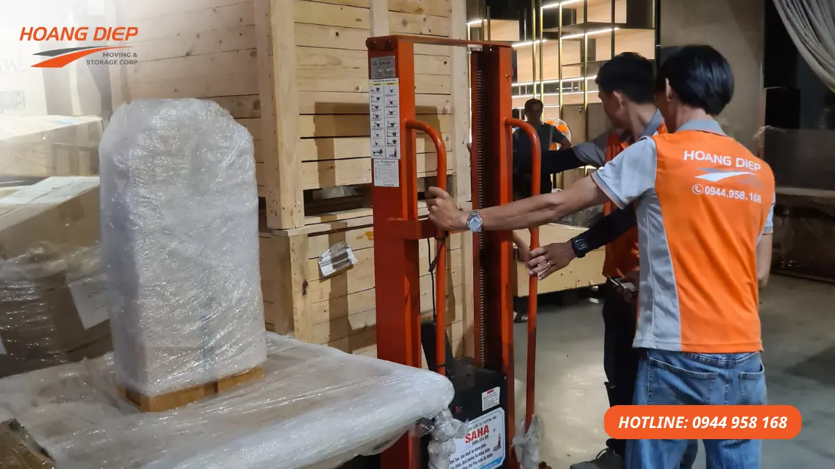 Dịch vụ bốc xếp hàng pallet bằng xe nâng, phù hợp cho kho xưởng, nhà máy, hàng công nghiệp, hàng nặng và hàng cần nâng hạ đúng kỹ thuật.