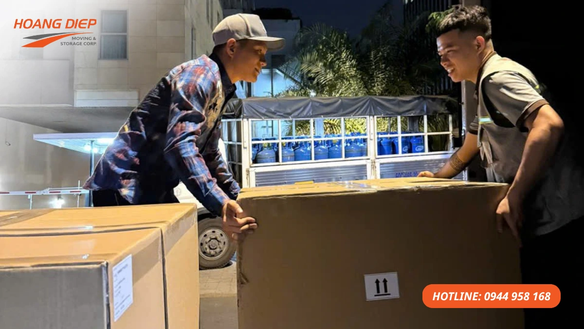 Nhân công Hoàng Diệp hỗ trợ bốc xếp thùng hàng nặng, hàng cồng kềnh và hàng đóng kiện, phù hợp cho kho xưởng, cửa hàng, nhà phố và điểm giao nhận cần thao tác cẩn thận.