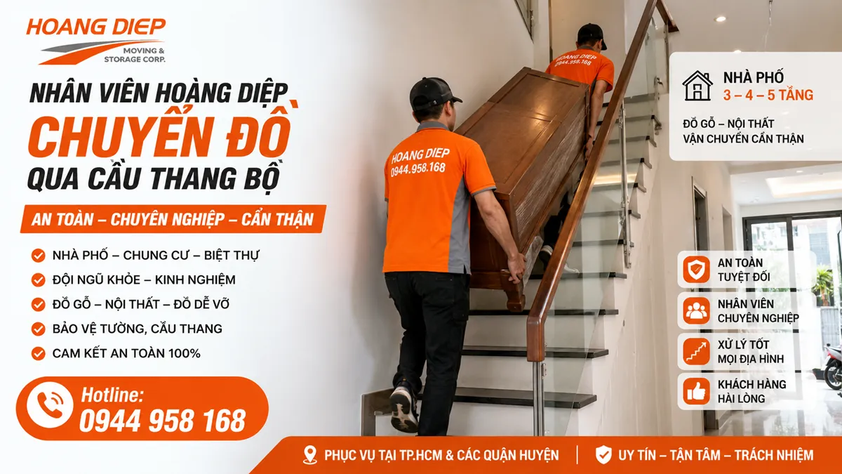 Nhân viên chuyển đồ qua cầu thang bộ trong nhà phố
