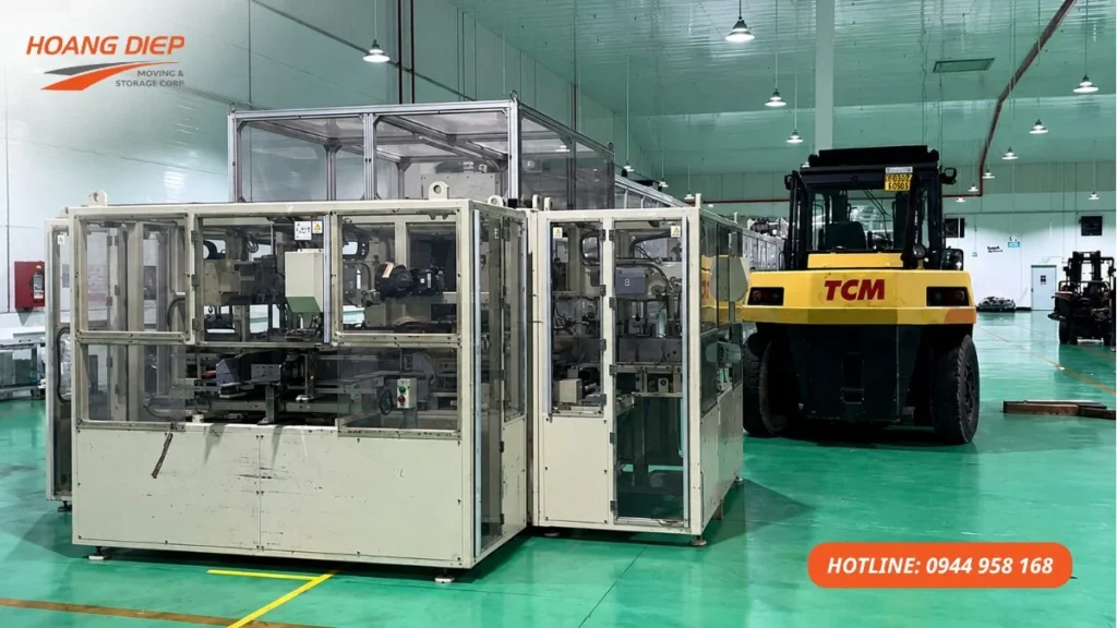 Dịch vụ di dời máy móc thiết bị trong nhà xưởng, hỗ trợ tháo dỡ, nâng hạ, di chuyển và lắp đặt lại dây chuyền sản xuất.