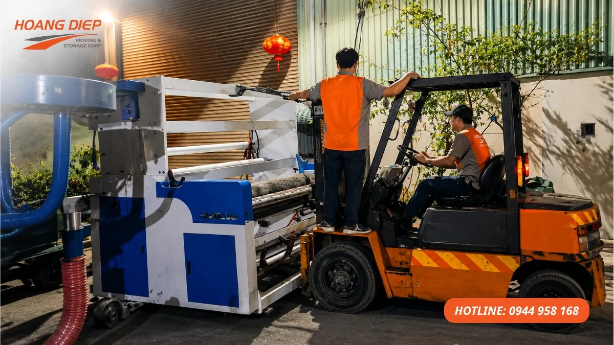 Hoàng Diệp hỗ trợ di dời dây chuyền sản xuất, thiết bị công nghiệp và máy móc trong nhà xưởng bằng xe nâng chuyên dụng.