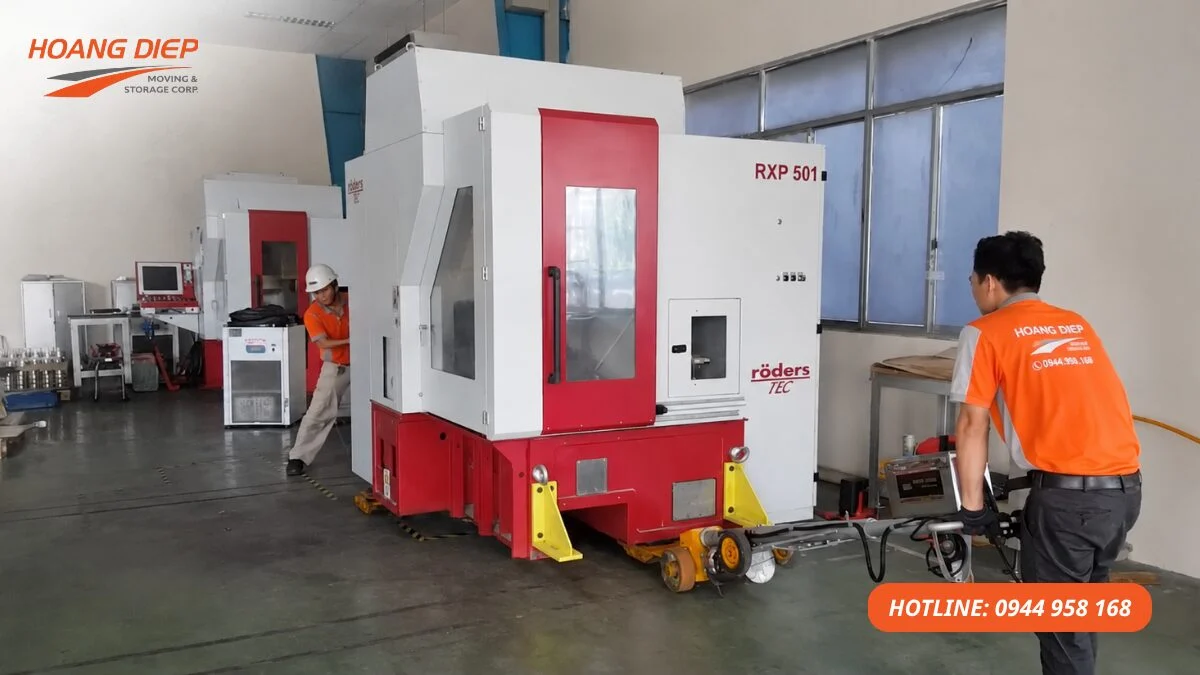 Hình ảnh di dời máy CNC và thiết bị công nghiệp có kích thước lớn, cần xe nâng, rùa chuyển máy, nhân công kỹ thuật và phương án bảo vệ máy trong quá trình di chuyển.