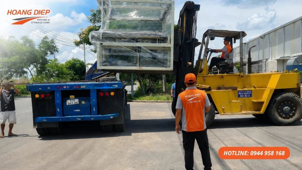 Xe nâng hỗ trợ nâng hạ và di dời máy móc thiết bị trong nhà xưởng, phù hợp với máy đã đóng gói, thiết bị công nghiệp và hàng cần đưa ra vị trí tập kết.