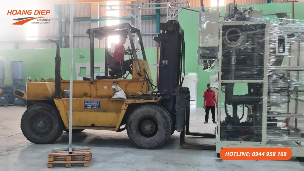 Xe nâng hỗ trợ nâng hạ và di dời máy móc thiết bị trong nhà xưởng, phù hợp với máy công nghiệp cần kéo chuyển, kê lót và đặt lại vị trí an toàn.