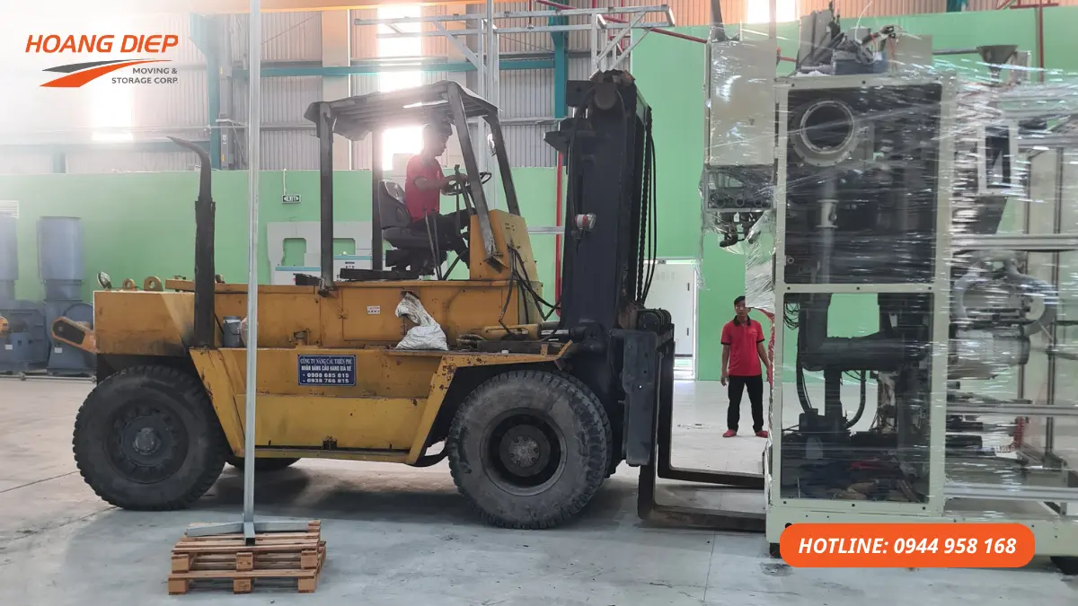 Xe nâng hỗ trợ nâng hạ và di dời máy móc thiết bị trong nhà xưởng, phù hợp với máy công nghiệp cần kéo chuyển, kê lót và đặt lại vị trí an toàn.