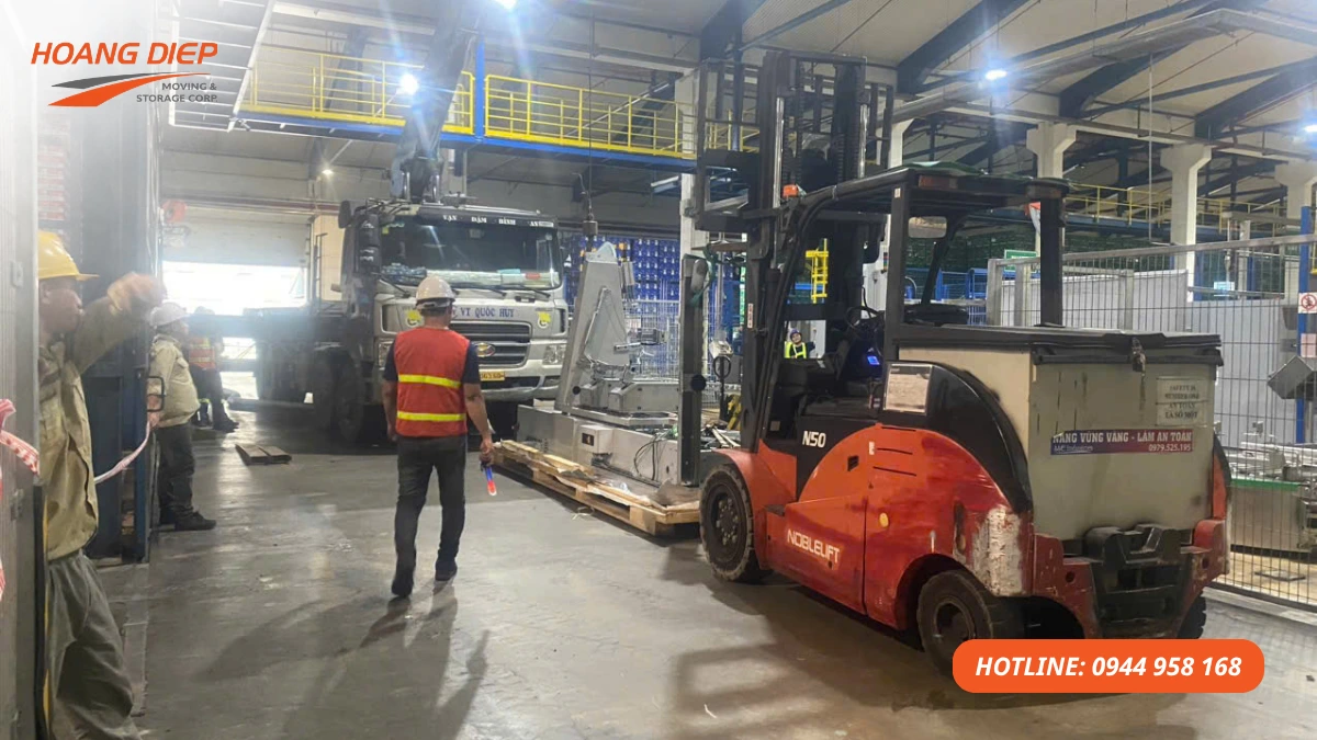 Di dời dây chuyền máy móc sản xuất trong nhà xưởng, phù hợp với thiết bị công nghiệp cần tháo dỡ, nâng hạ, định vị lại và lắp đặt an toàn.