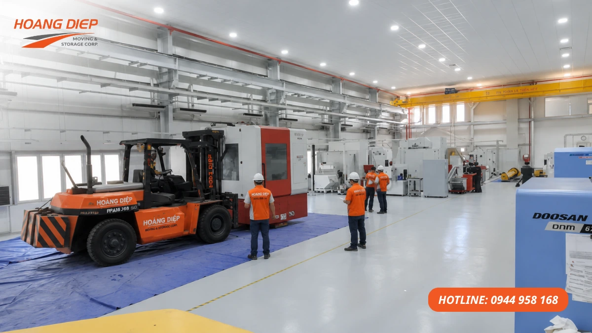 Di dời máy móc thiết bị trong xưởng sản xuất, hỗ trợ khảo sát mặt bằng, nâng hạ, kéo chuyển, định vị lại thiết bị và bàn giao sau lắp đặt.