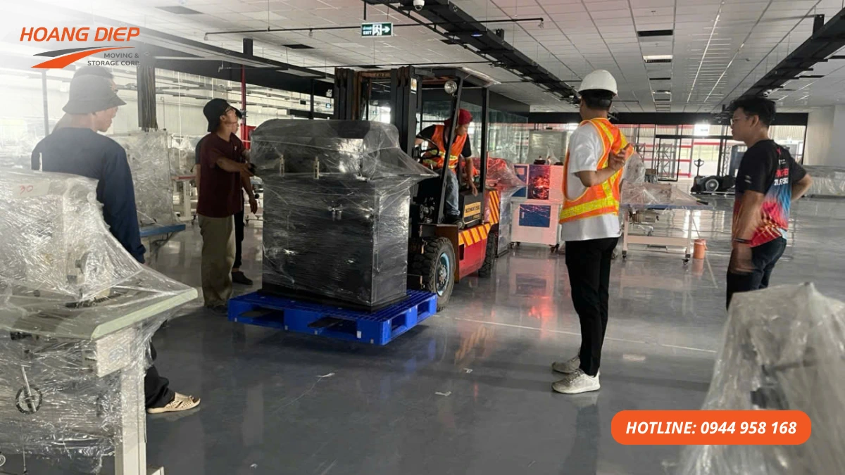 Dịch vụ di dời thiết bị công nghiệp trong nhà máy, gồm nâng hạ, kéo máy, kê lót, cố định, bảo vệ thiết bị và bàn giao hiện trường sau thi công.