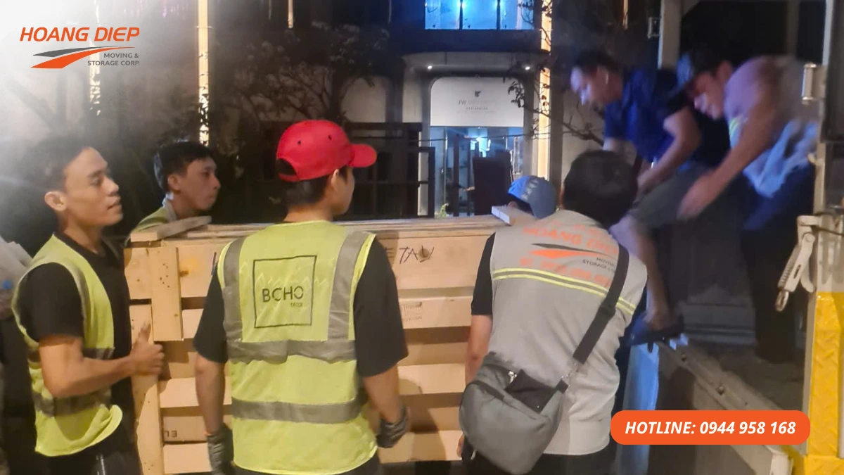 Hoàng Diệp nhận bốc xếp hàng hóa ban đêm, hỗ trợ khách hàng cần xử lý hàng gấp, chuyển kho, chuyển nhà hoặc giao nhận ngoài giờ.