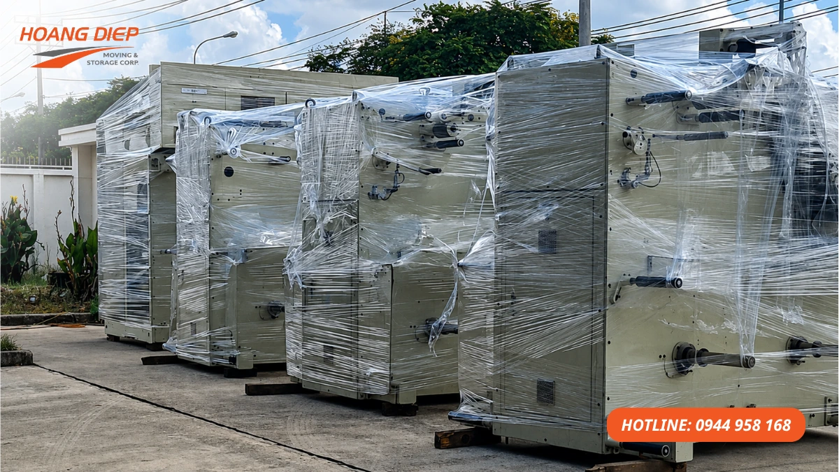Máy móc thiết bị được bọc màng, cố định và chuẩn bị trước khi di dời nhằm hạn chế trầy xước, va đập, bụi bẩn và hư hỏng trong quá trình vận chuyển.