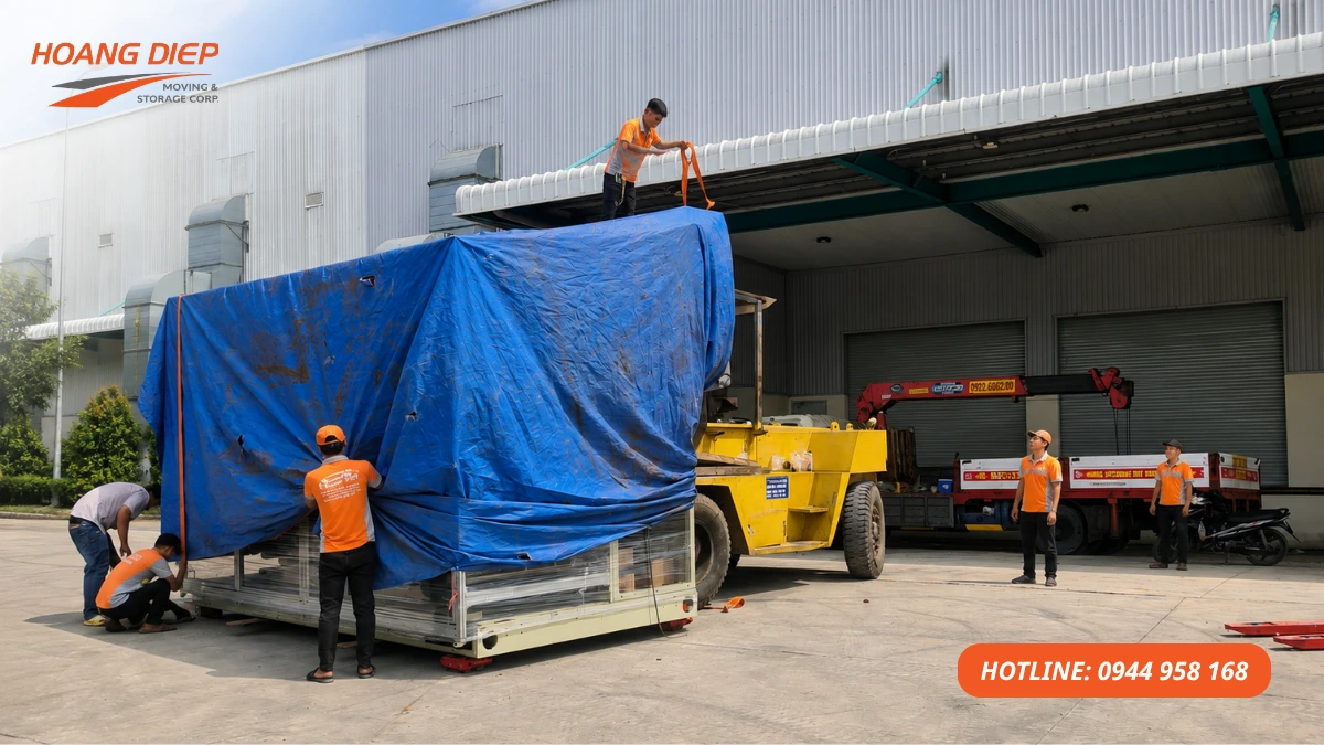 Máy móc công nghiệp được che phủ, đóng gói và cố định trước khi di dời, giúp hạn chế va đập, bụi bẩn, nước mưa và trầy xước trong quá trình vận chuyển.