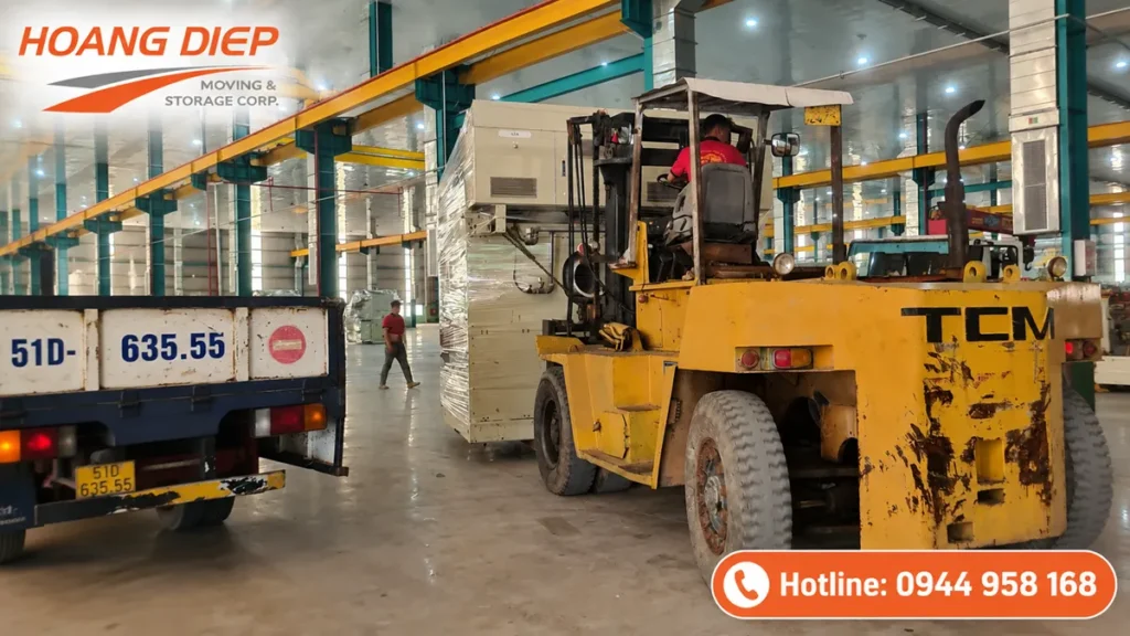 Xe nâng tải trọng lớn nâng hạ máy CNC từ xe tải bên trong nhà xưởng