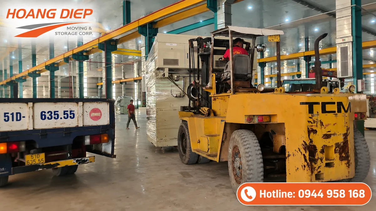 Nâng hạ máy CNC từ xe tải xuống trong nhà xưởng