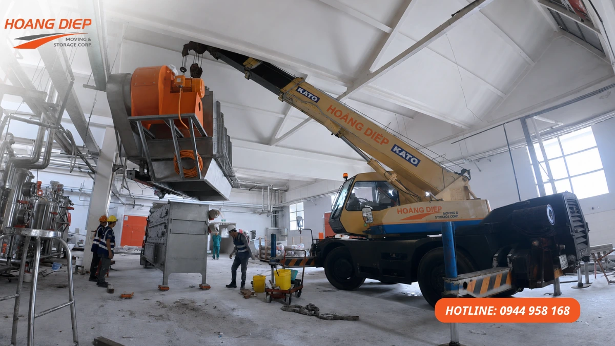 Nâng hạ máy móc công nghiệp bằng xe cẩu trong nhà xưởng