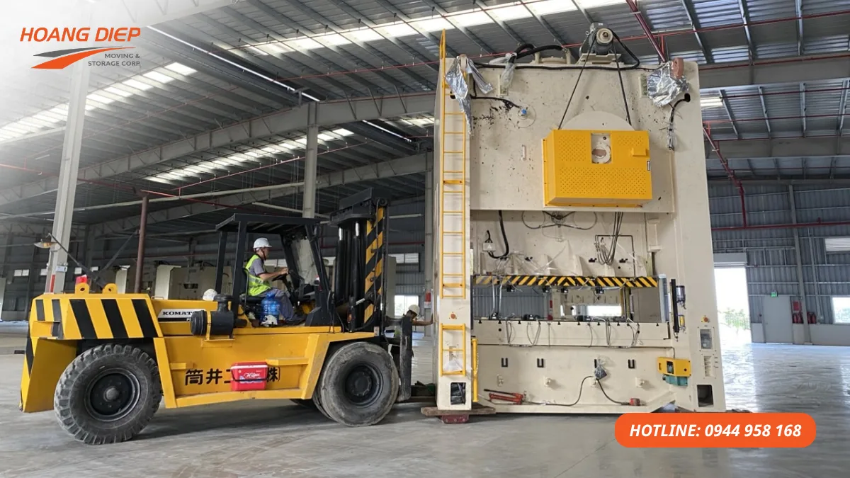 Nâng hạ máy móc công nghiệp bằng xe nâng, phù hợp với các thiết bị cần di chuyển trong nhà máy hoặc khu công nghiệp.