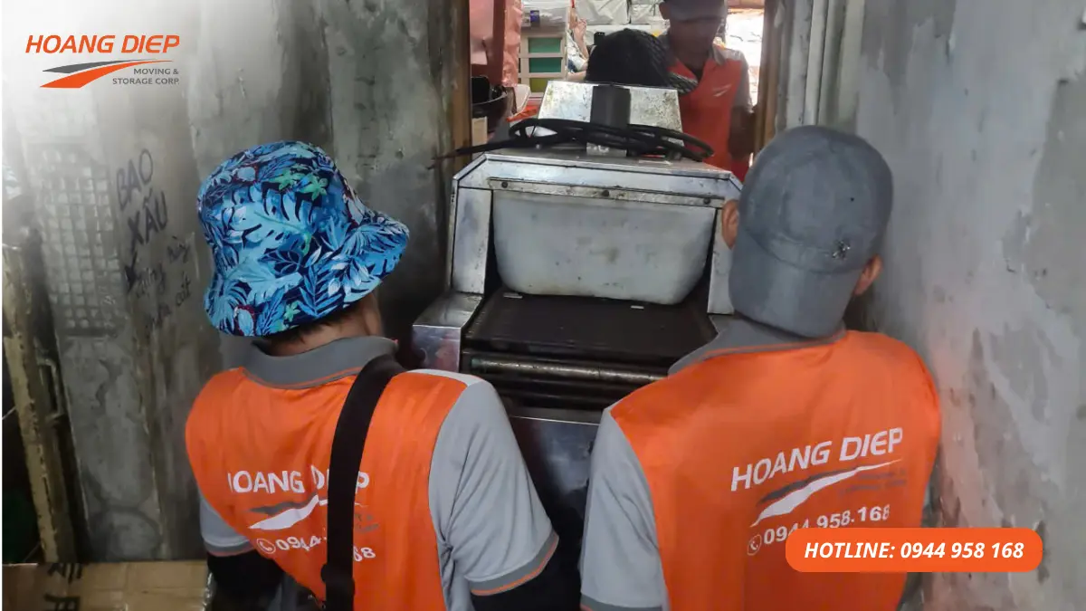 Hoàng Diệp hỗ trợ bốc xếp máy móc, thiết bị nặng và hàng cồng kềnh bằng nhân công kết hợp phương án nâng hạ phù hợp tại điểm thi công.