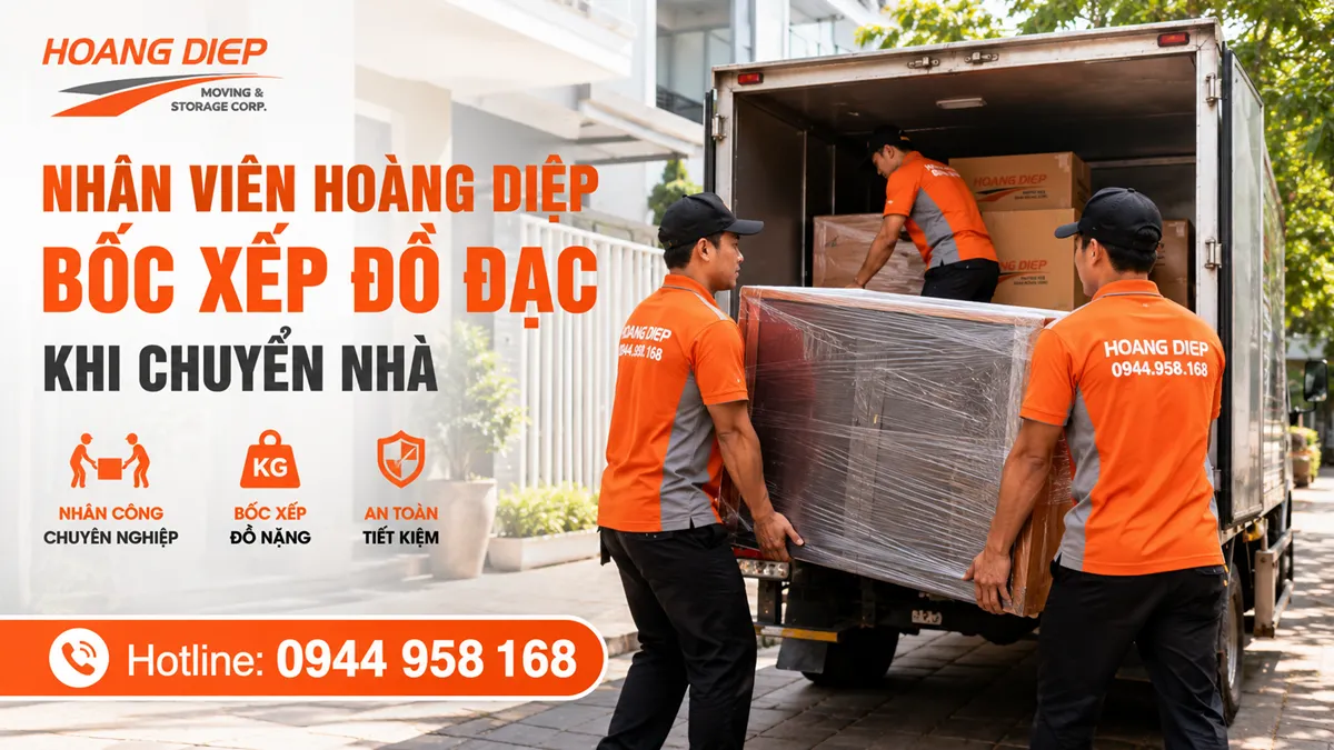 Nhân viên Hoàng Diệp bốc xếp đồ đạc khi chuyển nhà