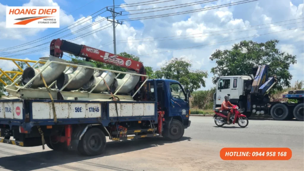 Dịch vụ vận chuyển máy móc thiết bị bằng xe cẩu, hỗ trợ cẩu máy lên xe tải, chằng buộc, cố định và giao nhận an toàn tại nhà xưởng, kho hoặc khu công nghiệp.