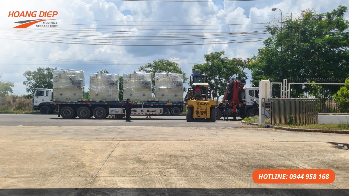 Hoàng Diệp vận chuyển máy móc thiết bị đã đóng gói bằng xe đầu kéo và xe nâng, hỗ trợ giao nhận hàng máy, thiết bị công nghiệp an toàn tại nhà xưởng.