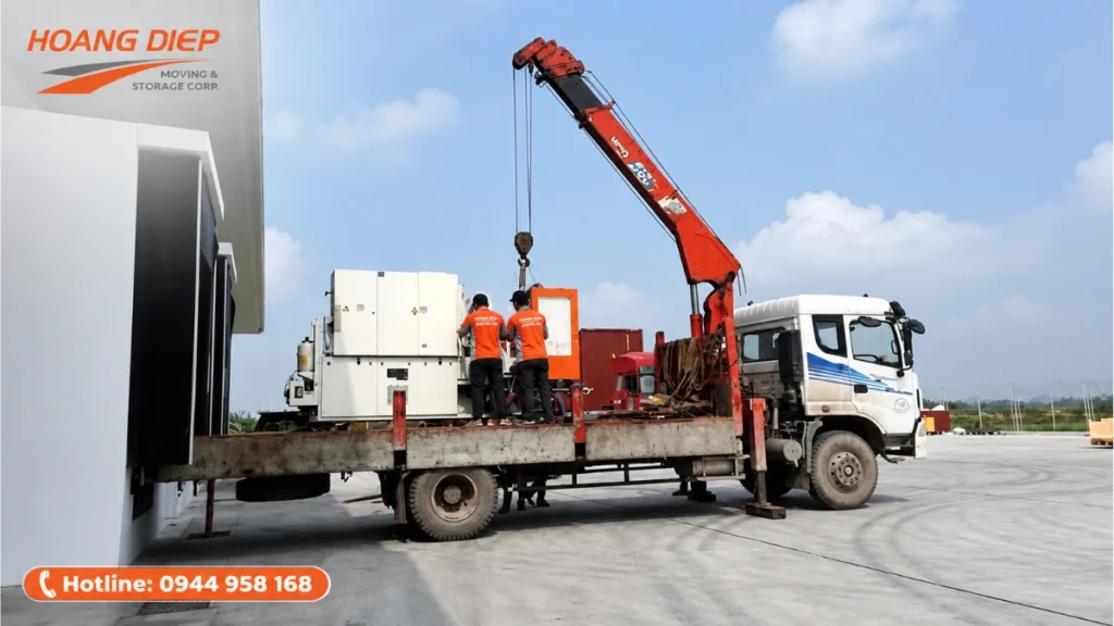 Xe cẩu Hoàng Diệp nâng hạ máy móc thiết bị tại nhà xưởng, hỗ trợ cẩu hạ máy công nghiệp, vận chuyển thiết bị nặng và bàn giao an toàn.