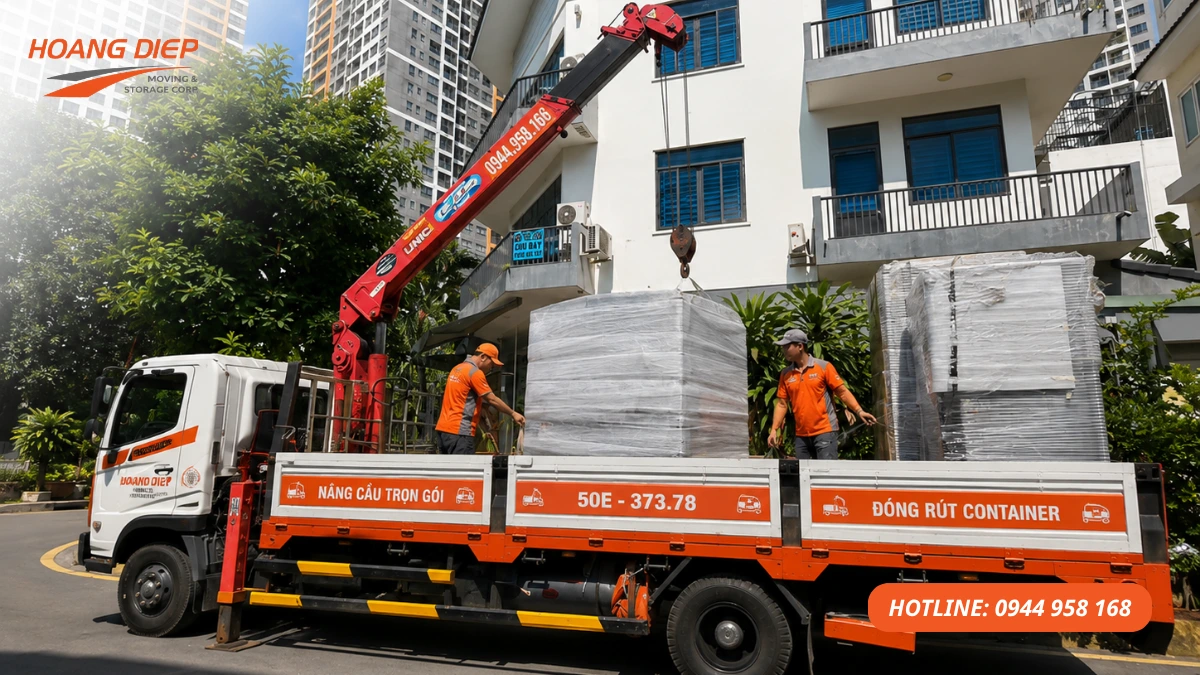 Xe cẩu Hoàng Diệp vận chuyển máy móc thiết bị, hỗ trợ cẩu hạ hàng máy, đóng rút container và nâng hạ thiết bị công nghiệp an toàn tại công trình.