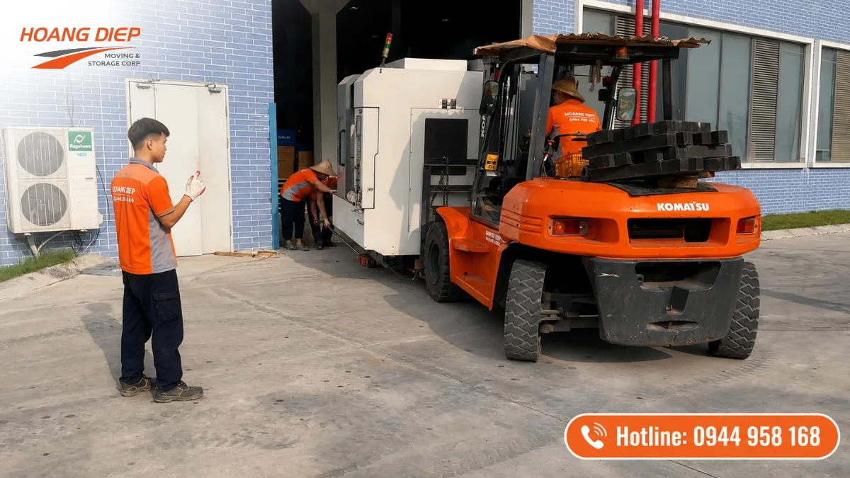 Xe nâng Hoàng Diệp hỗ trợ di dời máy móc thiết bị tại kho xưởng, đưa máy công nghiệp ra vào vị trí an toàn bằng xe nâng, nhân sự giám sát và phương án nâng hạ phù hợp.