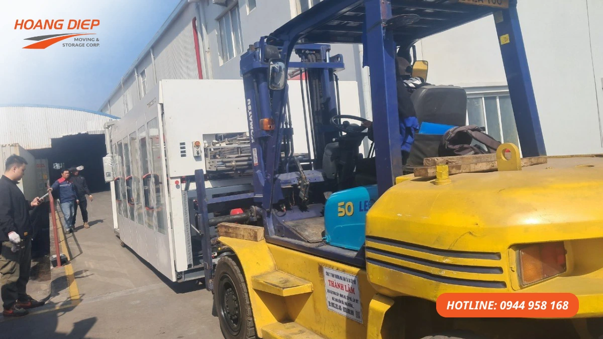 Xe nâng Hoàng Diệp di dời máy móc thiết bị tại nhà xưởng, hỗ trợ nâng hạ, đưa máy công nghiệp ra vào vị trí thi công an toàn và đúng phương án.