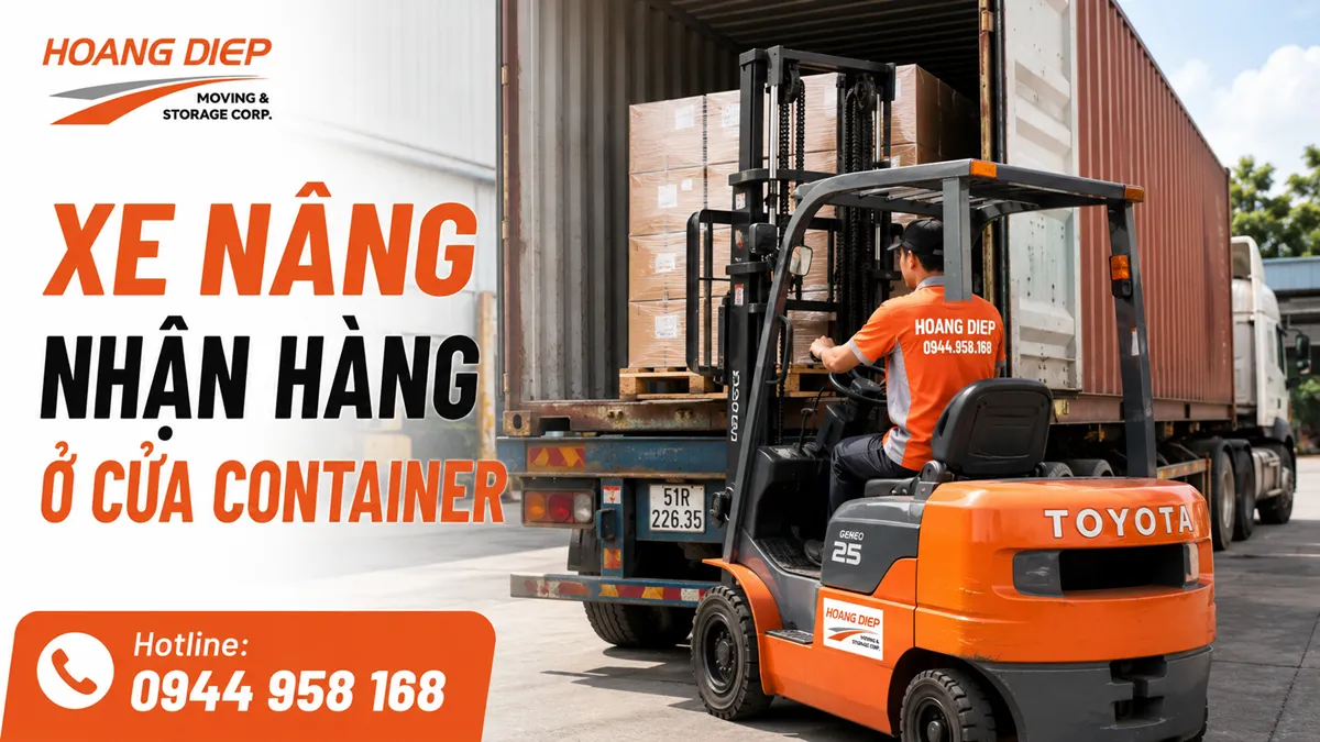 Xe nâng nhận hàng tại cửa container khi không thể vào sâu trong thùng