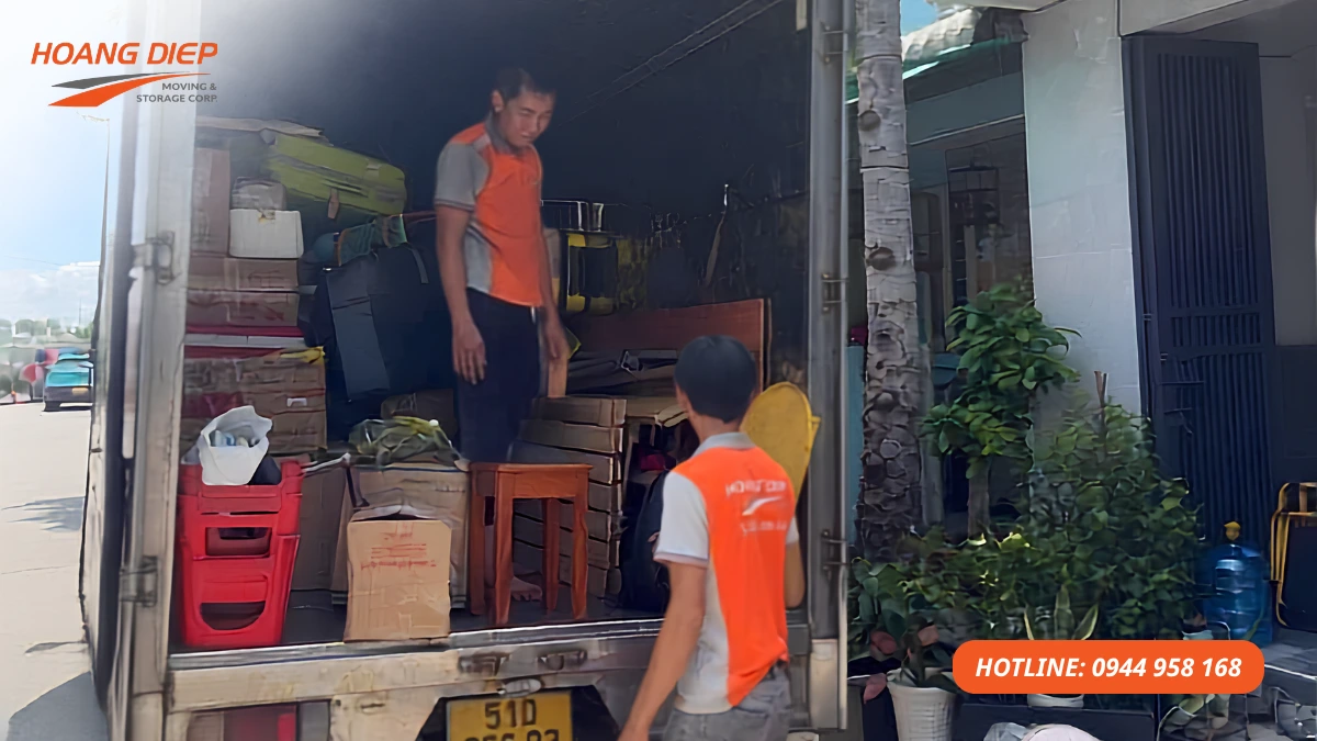 Hình ảnh thực tế nhân viên Nâng Hạ & Vận Tải Hoàng Diệp bốc xếp, sắp xếp đồ gia đình lên xe tải trong quá trình thực hiện dịch vụ chuyển nhà đi tỉnh.
