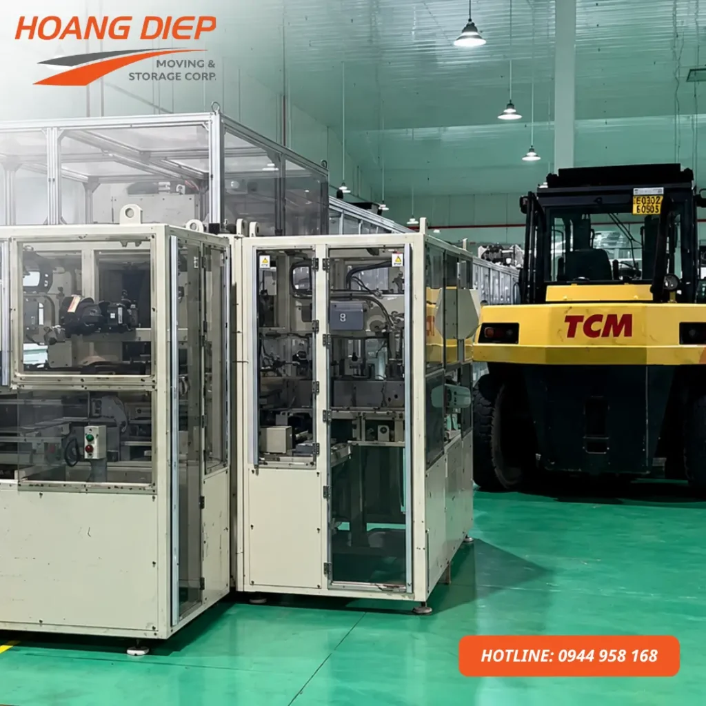 Dịch vụ chuyển kho xưởng Hoàng Diệp hỗ trợ di dời máy móc công nghiệp, thiết bị nhà xưởng và hàng hóa bằng xe nâng, giúp quá trình bốc xếp, nâng hạ và vận chuyển an toàn, đúng tiến độ.