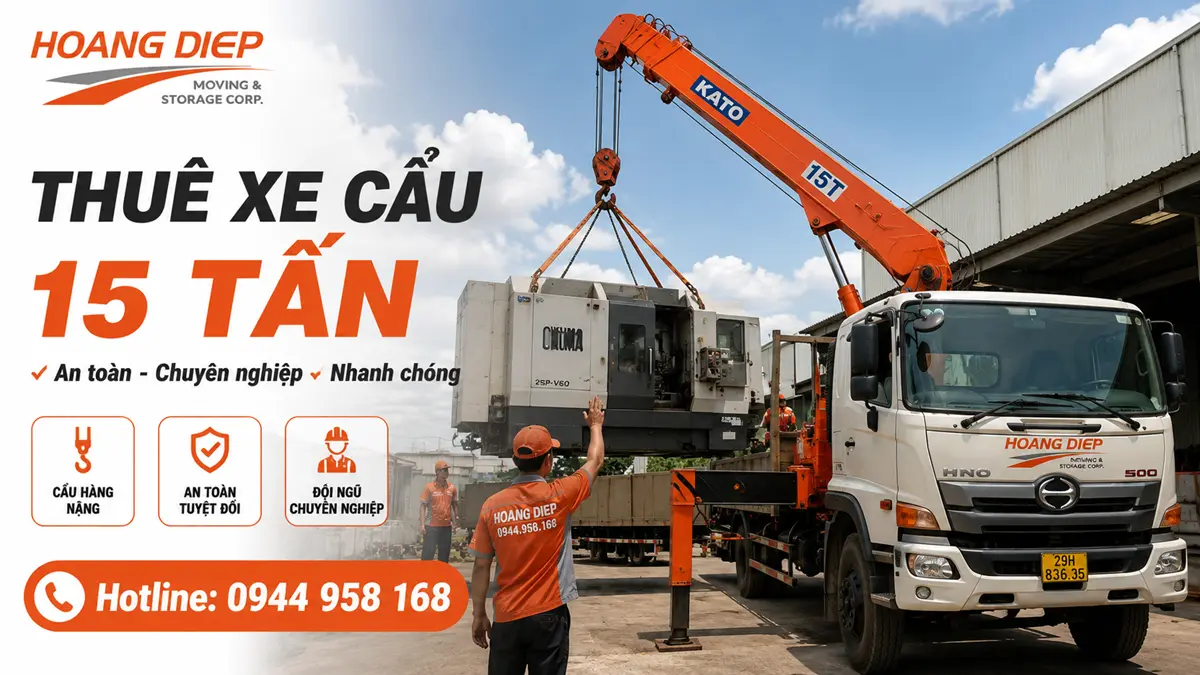Xe cẩu 15 tấn Hoàng Diệp đang nâng hạ máy CNC OKUMA tại nhà xưởng, phục vụ dịch vụ thuê xe cẩu 15 tấn tại TP.HCM
