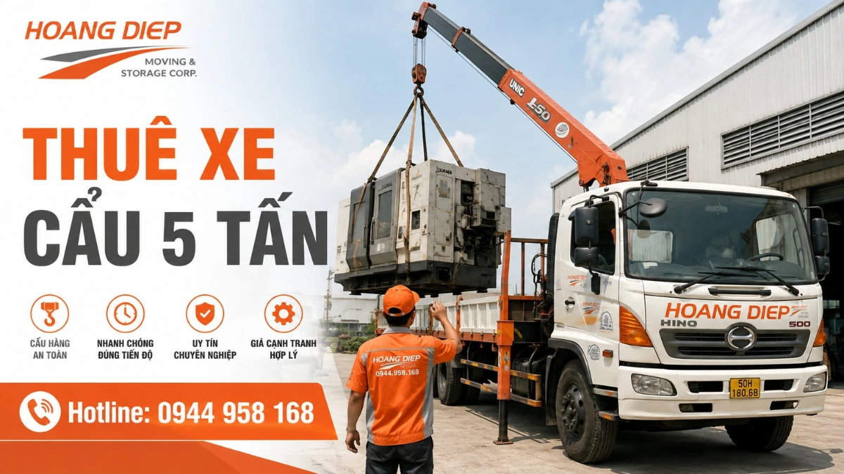 Xe cẩu tự hành 5 tấn Hoàng Diệp đang nâng hạ máy móc công nghiệp tại nhà xưởng ở TPHCM