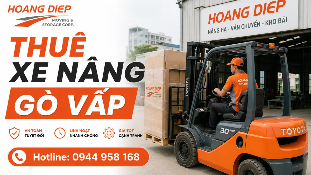 Dịch vụ thuê xe nâng Gò Vấp của Hoàng Diệp, xe nâng Toyota đang nâng pallet hàng tại kho, hỗ trợ nâng hạ hàng hóa và máy móc