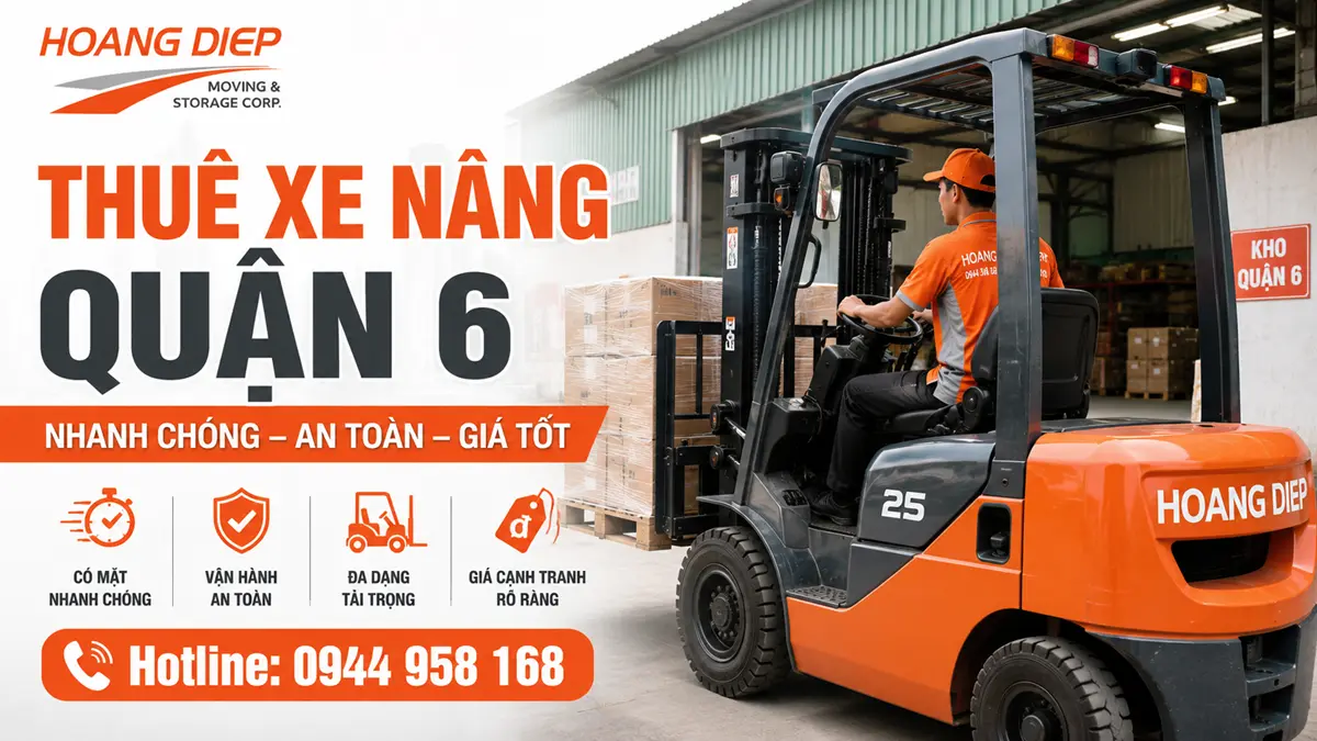 Xe nâng Hoàng Diệp đang nâng pallet tại kho trong dịch vụ thuê xe nâng Quận 6. Hoàng Diệp hỗ trợ bốc dỡ hàng hóa, nâng máy móc và xử lý pallet theo tải trọng, tâm tải và điều kiện mặt bằng