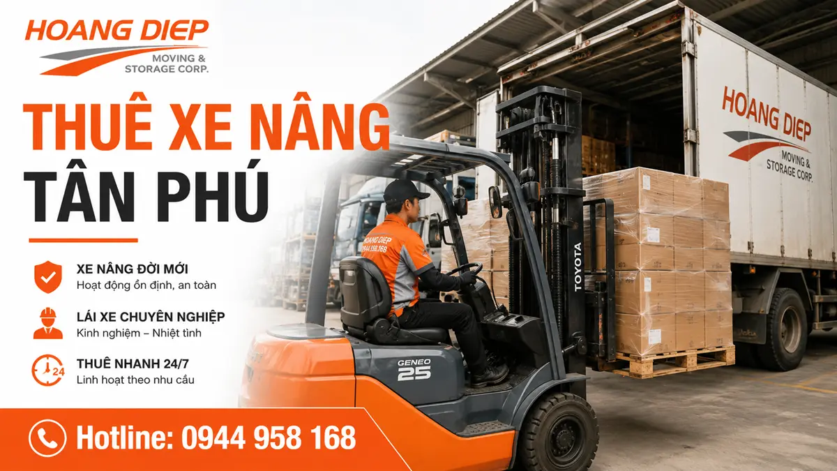 Dịch vụ thuê xe nâng Tân Phú của Hoàng Diệp với xe nâng Toyota bốc dỡ pallet hàng từ xe tải, phù hợp kho xưởng và nhu cầu nâng hạ hàng hóa.