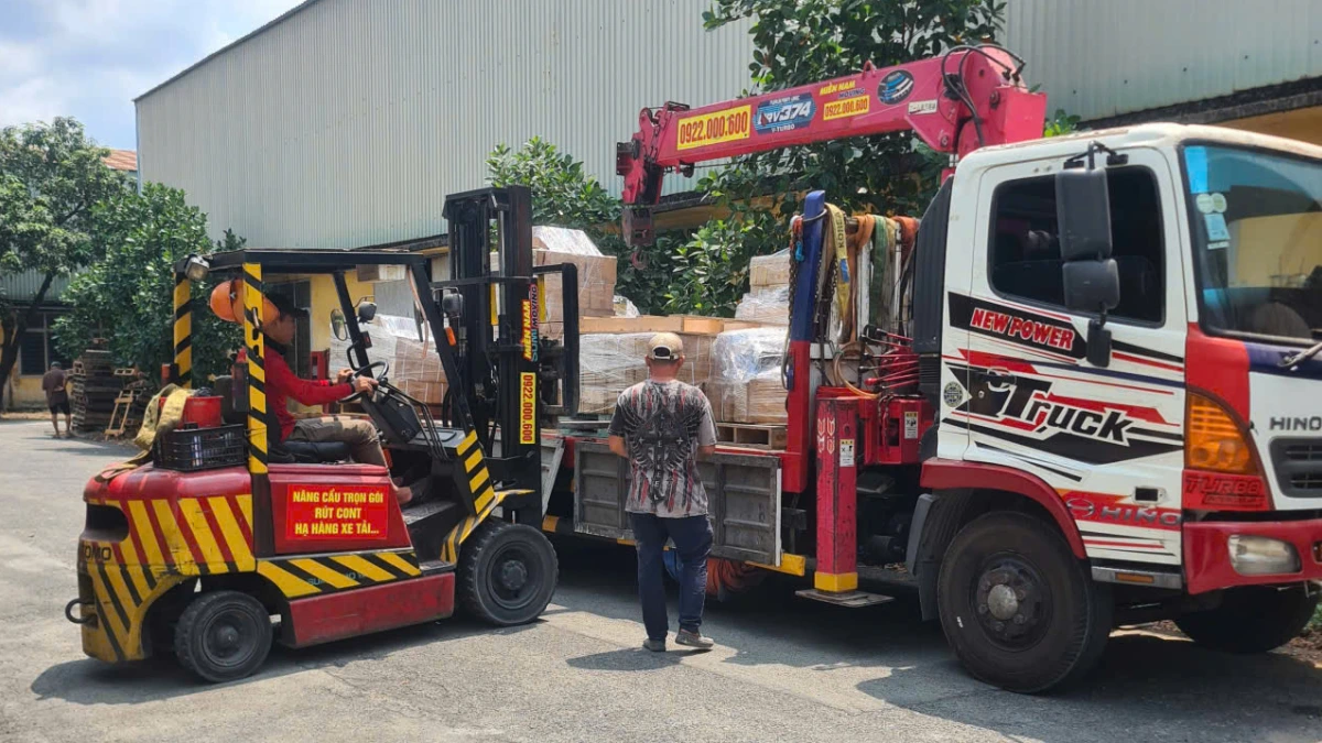 Xe cẩu tự hành hết hợp với vận chuyển và nhân sự kỹ thuật để nâng hạ, di chuyển hàng hóa an toàn tại cho kho xưởng