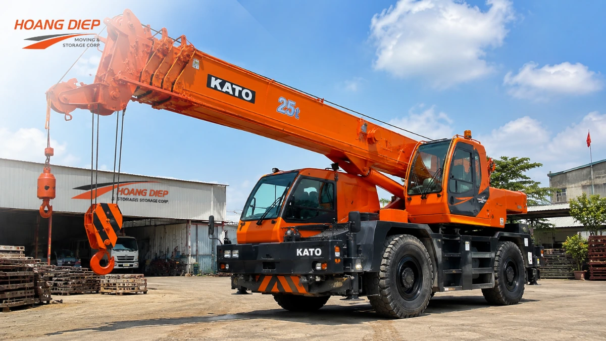 Xe cẩu KATO 25 tấn của Hoàng Diệp tại bãi xe, phục vụ nâng hạ máy móc và hàng nặng