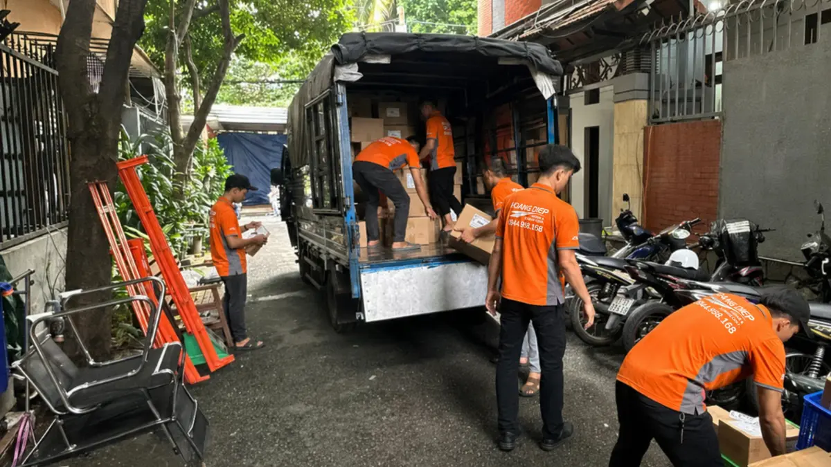 Đội ngũ Hoàng Diệp bốc xếp đồ lên xe tải chuyển nhà trong hẻm nhỏ tại TP.HCM